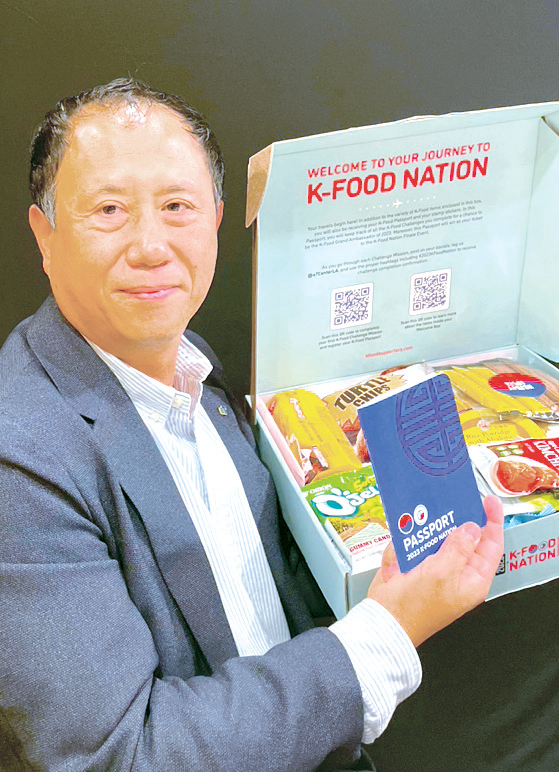 김민호 aT LA 지사장이 올해 제3기 K푸드 서포터즈에게 제공되는 한식 홍보용 K푸드 박스를 소개하고 있다.