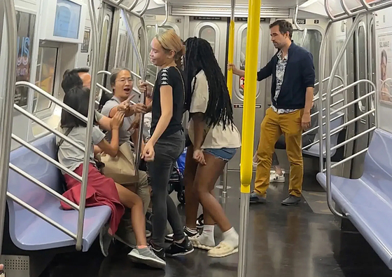 지난 6일 뉴욕 맨해튼 지하철 안에서 흑인 여학생 무리가 한국계 가족에게 폭언을 퍼붓고 있다.  [트위터 @AsianDawn4]