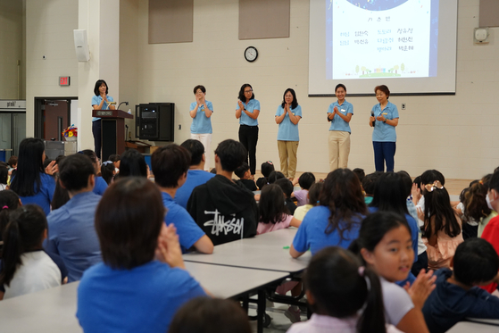 애틀랜타 한국학교 기초반 교사들이 학생들에게 인사말을 전하고 있다.