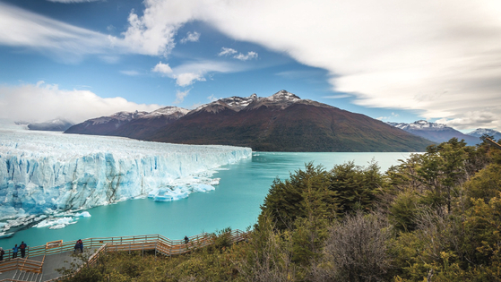 거대한 설산 아래 광활하게 펼쳐지는 페리토 모레노의 청백색 빙벽은 보는 이들을 압도하기 충분하다.