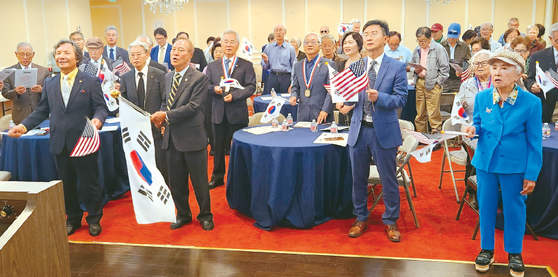 '제78주년 광복절 기념식'에 참석한 한인들이 광복절 노래를 함께 부르고 있다. [한인회제공]