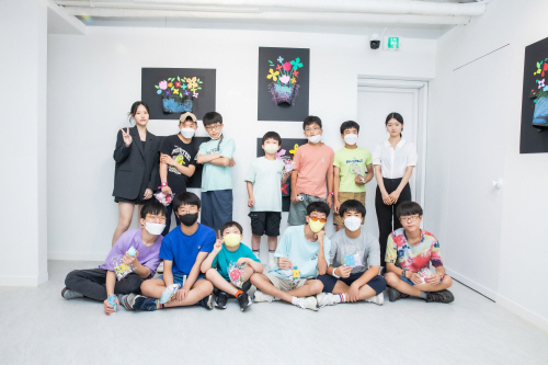 Daniel Orphanage students participating in the exhibition with the NLCS Jeju 'Be Friend' team Minju Kang and Yumin Lee, taking a photo