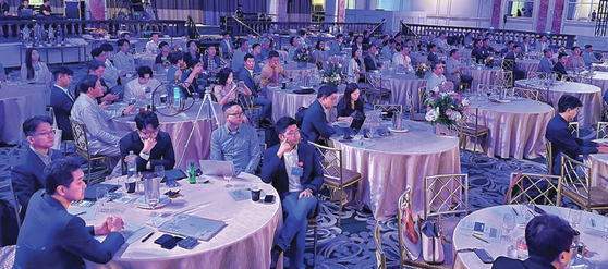 지난 17일 열린 ‘코리아 콘퍼런스’에서 한국의 혁신 스타트업 8곳이 미국 투자자 및 벤처캐피털에 소개된 직후 투자 및 파트너십 논의 등의 성과를 보고 있다. 행사 관계자 및 투자자들이 기업들의 발표를 경청하고 있다. 김상진 기자