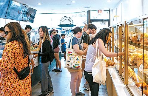 100호점인 뉴욕 맨해튼 인근 뚜레쥬르 브롱스빌점에서 빵을 구매하는 고객들. [CJ푸드빌 제공]