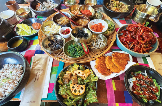 남도 한정식을 연상시키는 보리밥 정식은 제절 식재료로 만든 푸짐한 반찬과 정갈한 맛으로 한인 고객들은 물론 타인종 고객들에게도 사랑받고 있다.