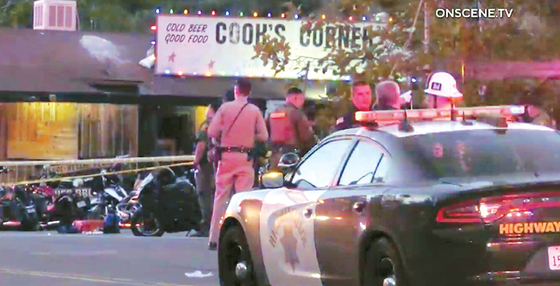 23일 전직 경관이 총기를 난사해 본인을 포함 4명이 사망한 오렌지카운티의 한 술집 앞에서 경찰관들이 주변을 통제하고 있다. [ABC7/OnsceneTV] 