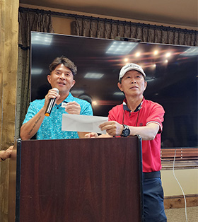 사회를 맡은 김현석씨(좌)와 박찬인 대회준비위원장이 경품 추첨을 진행하고 있다.