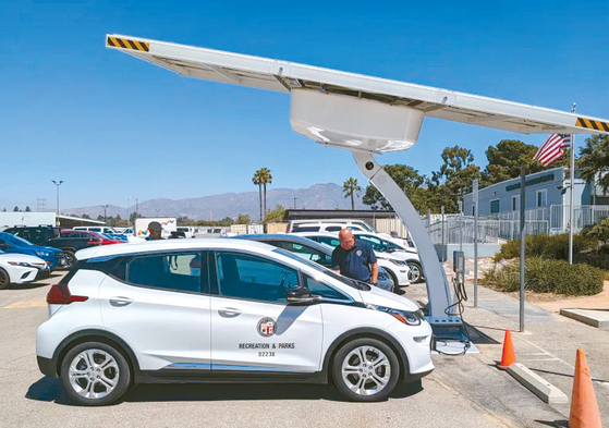 LA카운티 정부가 고정식보다 25% 효율성이 개선된 태양광 전기차 충전소를 25일 설치했다. [빔글로벌 제공]