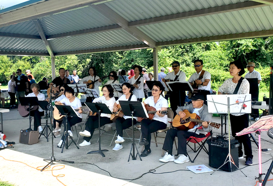 뉴저지한인상록회(회장 차영자)가 26일 개최한 '제2회 상록회 걷기 축제' 행사에서 상록회 기타반 학생들이 기타 합주를 펼치고 있다. 