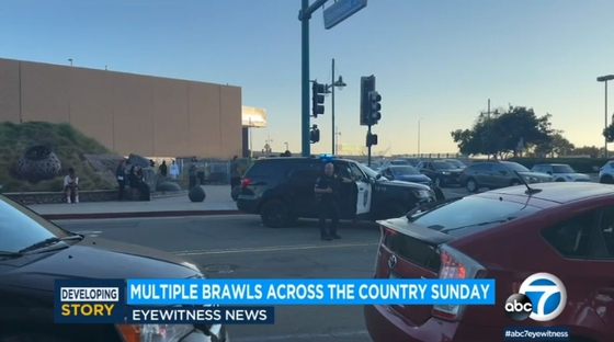 전국 영화의 날인 27일 AMC 영화관이 있는 토런스 델아모 쇼핑몰에 약 1000명의 청소년이 몰리고 패싸움까지 벌어져 한때 경찰력이 대거 투입되는 등 긴장 상황이 조성됐다. [ABC7 뉴스]