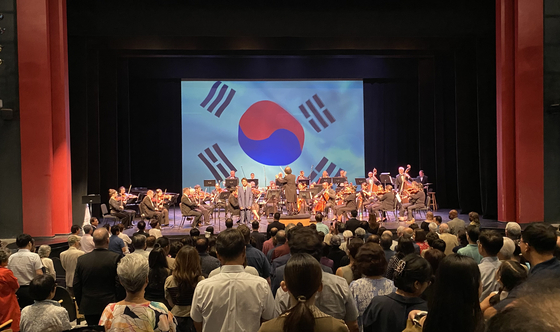 열린음악회 시작 전 오케스트라 연주에 맞춰 관객들이 애국가를 부르고 있다.
