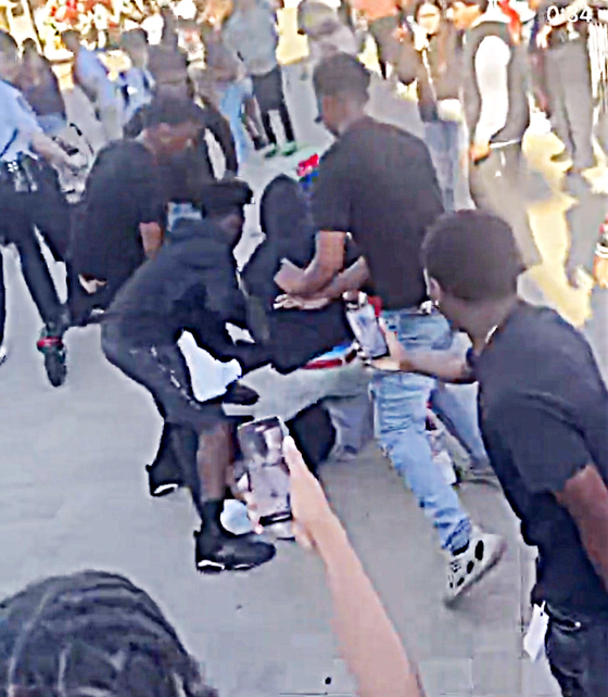 27일 오후 델아모 쇼핑몰에서 청소년들이 패싸움을 벌이고 있다. [틱톡 캡처]