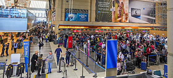 노동절 연휴를 앞둔 31일 LA국제공항(LAX)의 톰 브래들리 터미널이 여행객들로 북적이고 있다. [LAX 제공]