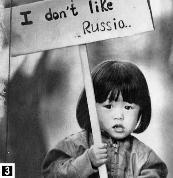 당시 2살 된 노수전 양이 시애틀 주재 한국대사관 앞에서 ‘나는 소련이 싫어요’ 라는 피켓을 들고 있다. [중앙포토]