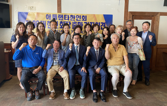 지난달 31일 김형률 회장 후보를 지지하는 한인들이 둘루스 한식당에 모였다.