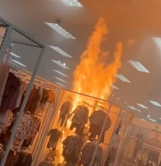 부에나파크 타겟 매장 아동용품 코너에서 발생한 불길이 천장까지 치솟고 있다.