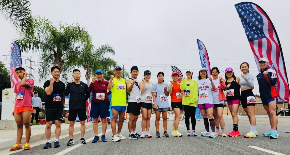 지난 7월 라팔마 10K 단축 마라톤에 참가한 해피러너스 회원들이 파이팅을 외치고 있다. [해피러너스 제공]