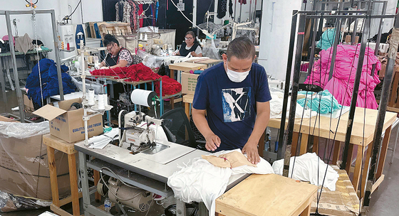 7일 한인이 경영하는 LA다운타운 자바시장의 한 봉제공장에서 라틴계 근로자들이 작업하고 있다. 김상진 기자