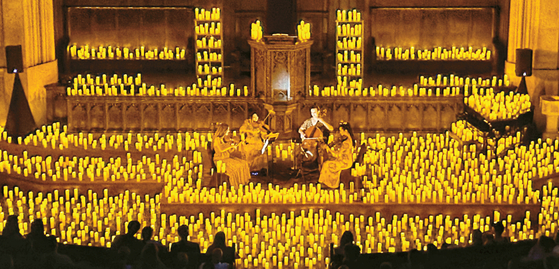 LA 한인타운의 임마누엘 장로교회에서 현악 4중주단 오키드 콰르텟이 5000여 개의 LED 초가 내뿜는 밝은 빛을 받으며 연주하고 있다. 김상진 기자