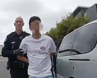 어바인 경찰국 경관이 쇼핑객을 차로 미행한 용의자를 체포하고 있다. 