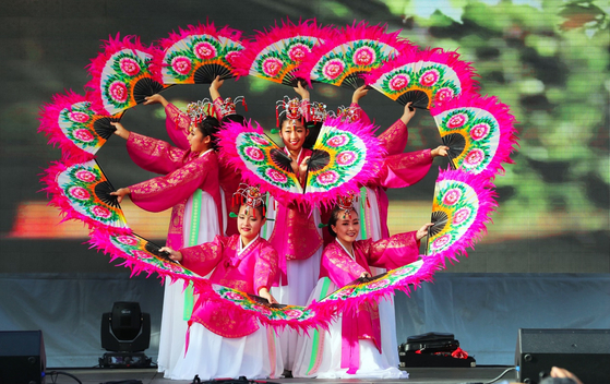 지난해 메릴랜드주 그린빌 'K-페스티벌'에서 한국 전통 부채춤을 선보이고 있다. [그린빌 한국문화원 제공]