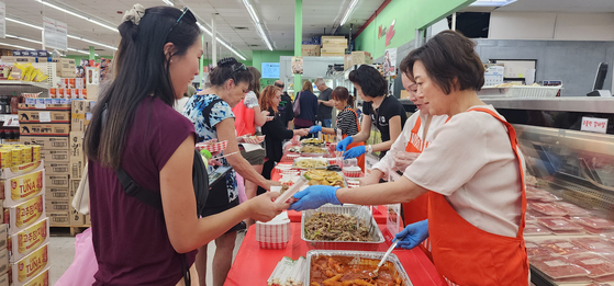 지난 6일 M마트에서 열린 케이푸드 체험 및 홍보행사에 5백여명이 방문해 한국의 대표 메뉴들을 시식했다. 