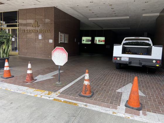 지난 5일 방문한 JJ그랜드 호텔 주차장 입구가 차단돼 있는 모습. 