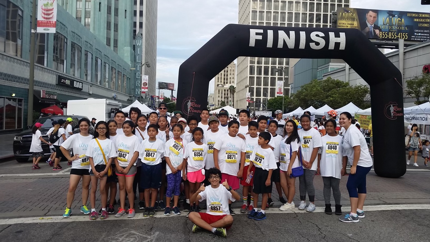 2015년 라이즈고향중학교 학생들이 해피빌리지 마라톤에 참여해 LA한복판을 달렸다. [루스 김 교장 제공]