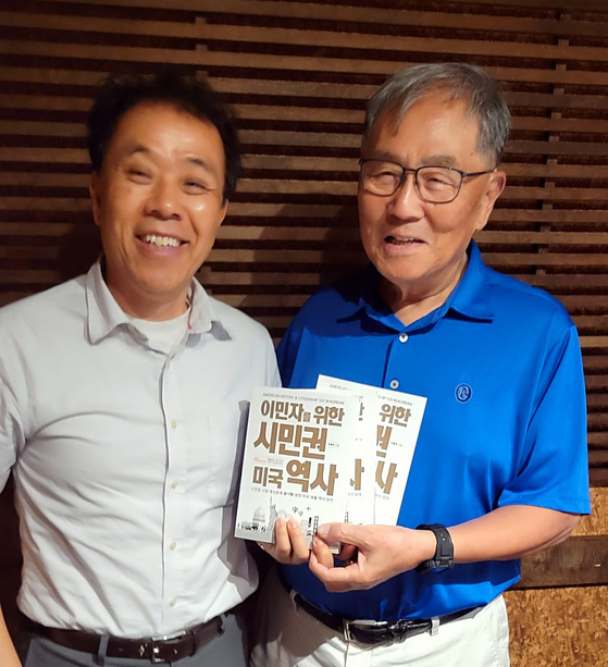 박선근 회장(오른쪽)과 저자 이종호 애틀랜타중앙일보 대표