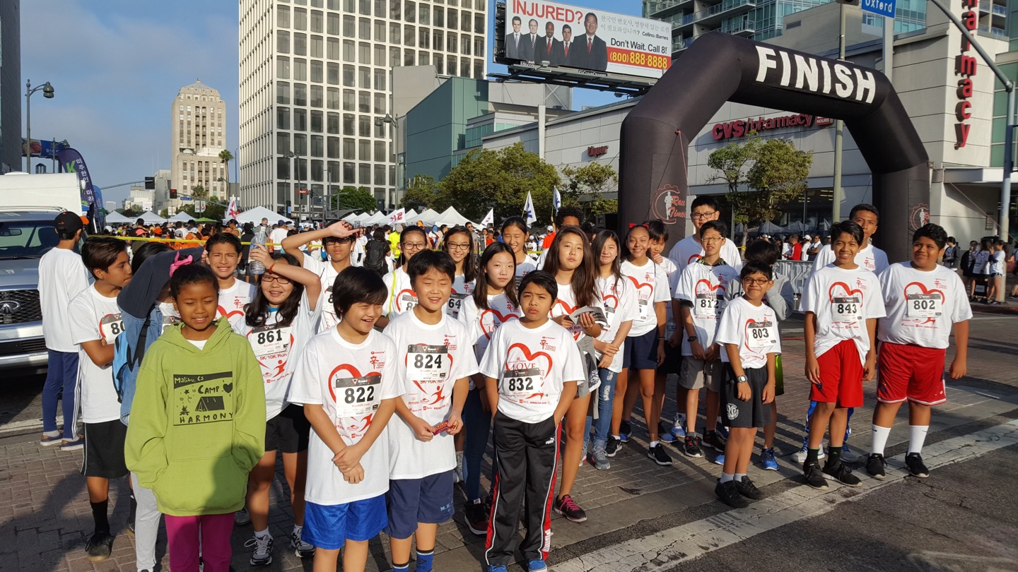 2016년 라이즈고향중학교 학생들이 해피빌리지 마라톤에 참여해 LA한복판을 달렸다. [루스 김 교장 제공]