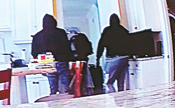 지난 8일 3인조 빈집털이범이 침입해 물건을 훔치는 장면이 집안에 설치된 CCTV에 찍혔다.  [피해자 고명희씨 제공]