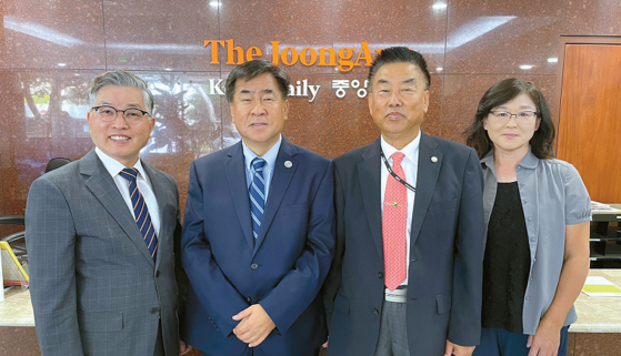 14일 본지를 방문한 피코 유니언 주민의회 제임스 이 대의원(왼쪽부터), 박상준 의장, 영 김 대의원, 이영이 대의원. 
