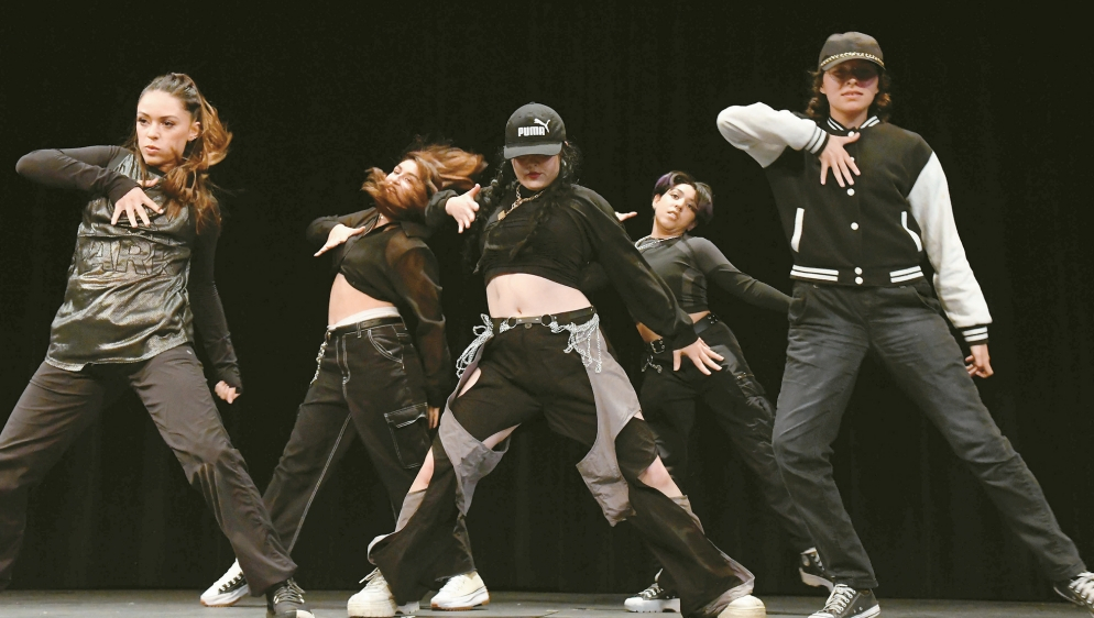 샌디에이고 주립대에서 열린 'K팝 댄스 쇼케이스'에서 로컬의 대학생으로 구성된 댄서들이 공연하고 있다. [SDSU 오주연교수 제공]