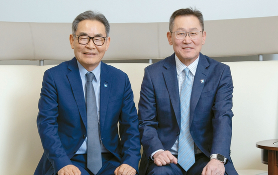 오늘(18일) 창립 20주년을 맞이한 PCB뱅크의 헨리 김(오른쪽) 행장과 이상영 이사장이 새로운 20년에 대한 계획과 자산 50억 달러 은행으로서의 성장 전략에 관해 설명했다. [PCB뱅크 제공] 