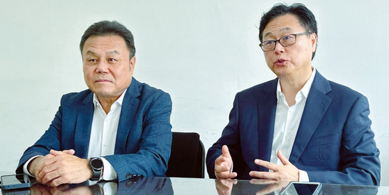 KAREP의 피터 박(오른쪽) 회장이 박람회에 관해 설명하고 있다. 김상진 기자