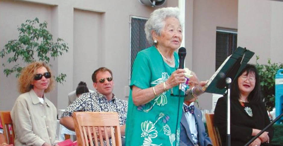 지난 2010년 3월 11일 윌튼 초등학교의 메리 리 손 교육센터 명명식에서 연설 중인 메리 리 손 여사와 웃으며 그를 지켜보고 있는 수지 오 박사(오른쪽). [수지 오 박사 제공]