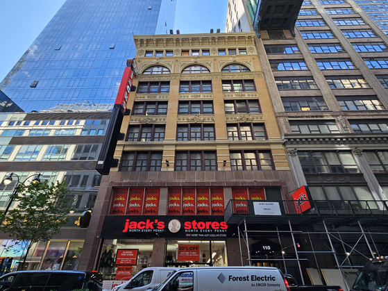 미디어윌과 토니박이 구입한 맨해튼 한인타운 건물 전경. 현재 입점한 99센트 스토어 등은 퇴거 예정이다.