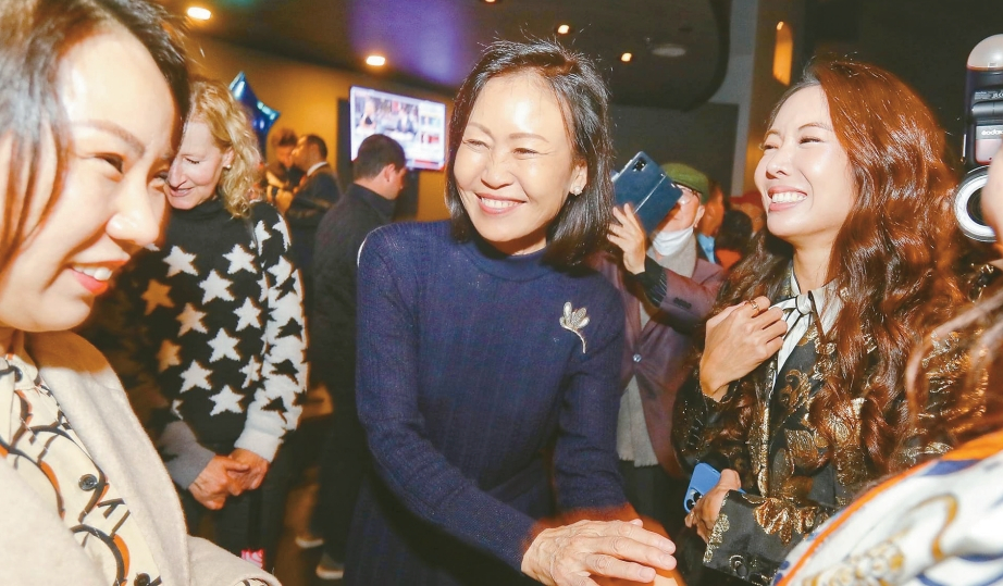 지난해 재선에 성공한 미셸 박 스틸 연방하원의원이 지지자들과 기쁨을 나누고 있다.  [중앙포토] 