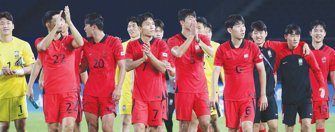 아시안게임 3회 연속 우승에 도전하는 한국 남자 축구가 항저우 대회 조별리그 2차전에서도 완승을 거두며 조 1위로 16강행을 확정했다. 황선홍 감독이 이끄는 한국 대표팀은 21일 중국 저장성 진화 스포츠센터 스타디움에서 열린 2022 항저우 아시안게임 남자축구 조별리그 E조 2차전 태국과 경기에서 4-0으로 승리했다.  [연합뉴스]