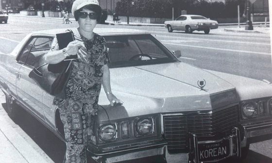 소니아 석 역사는 캐딜락에 ‘KOREAN’이라고 적힌 자동차 번호판을 달고 다녔다. [소니아 석 자서전]