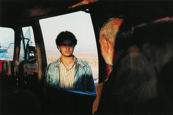 ‘사막의 춤’은 이란 영화의 거장 아스가르 파르하디 감독의 2003년 데뷔작. 그는 유일하게 아카데미 외국어 영화상을 2차례 수상한 감독이다. [Film Movement] 
