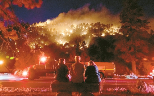 지난해 6월 남가주 샌버나디노 카운티 라이트우드 지역서 발생한 십파이어 산불을 인근 주민들이 바라보고 있다. [로이터]