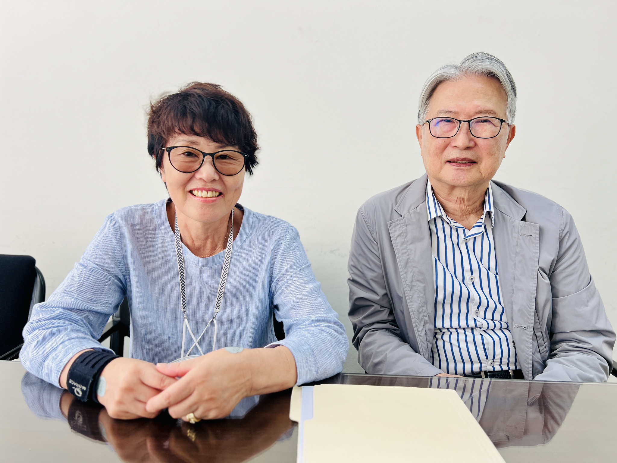  재미한인직업교육센터 엄은자(왼쪽) 원장과 김홍래 회장이 무료 직업교육을 알리고 있다.