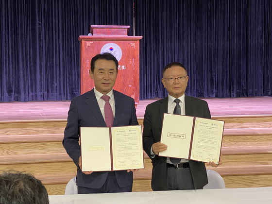25일 한인회관에서 백영현 포천 시장(왼쪽)과 이홍기 한인회장이 업무협약을 체결했다.