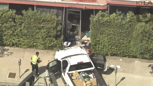 웨스트 LA 지역 피코 불러바드에서 두 대의 차량이 충돌한 뒤 이 중 한대가 인근에 있던 양로보건시설 건물로 돌진해 2명이 부상을 입었다. [KTLA5 뉴스]