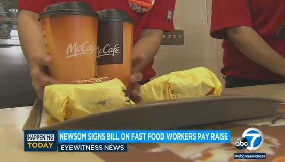 개빈 뉴섬 캘리포니아 주지사는 28일 오전 패스트푸드 근로자의 시간당 최저 임금을 20달러로 인상하는 법안에 서명했다. 이 법은 내년 4월 1일부터 발효된다. [ABC7 뉴스]