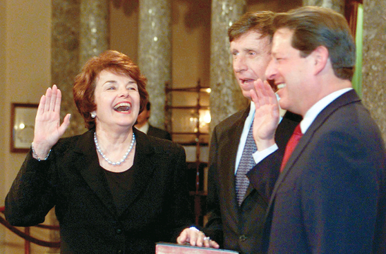 지난 2001년 1월 3일 연방상원에 재선한 파인스타인 의원(왼쪽)이 당시 앨 고어 부통령(오른쪽) 앞에서 선서하고 있다. [로이터]