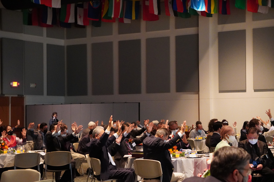 2021년 휄로십교회서 열린 제 16회 한미국가조찬기도회 참석자들이 기도하고 있다.                