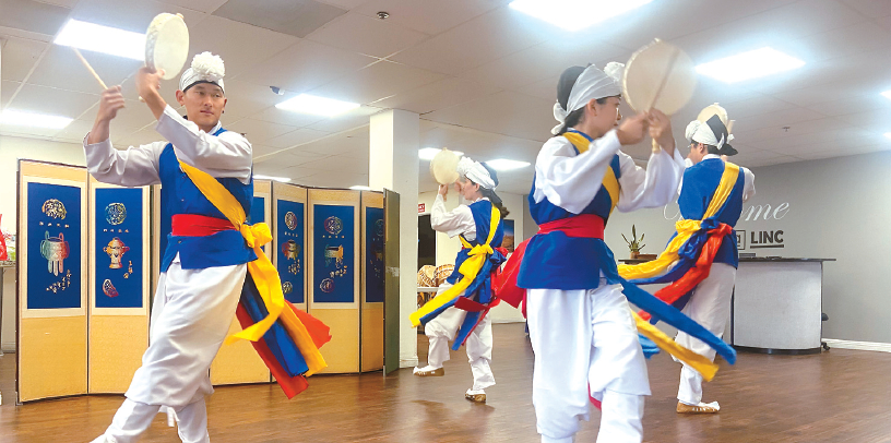 지난달 29일 열린 한미시니어센터 추석잔치에서 SD한국풍물학교 단원들이 소고춤을 추고 있다. [시니어센터 제공]