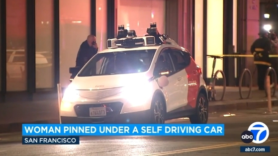 자율주행차의 안전 사고에 대한 우려가 끊임 없이 제기되는 가운데 2일 저녁 샌프란시스코 다운타운에서 운전자 없는 자율주행차에 한 여성이 깔리는 사고가 발생했다. [ABC7 뉴스]